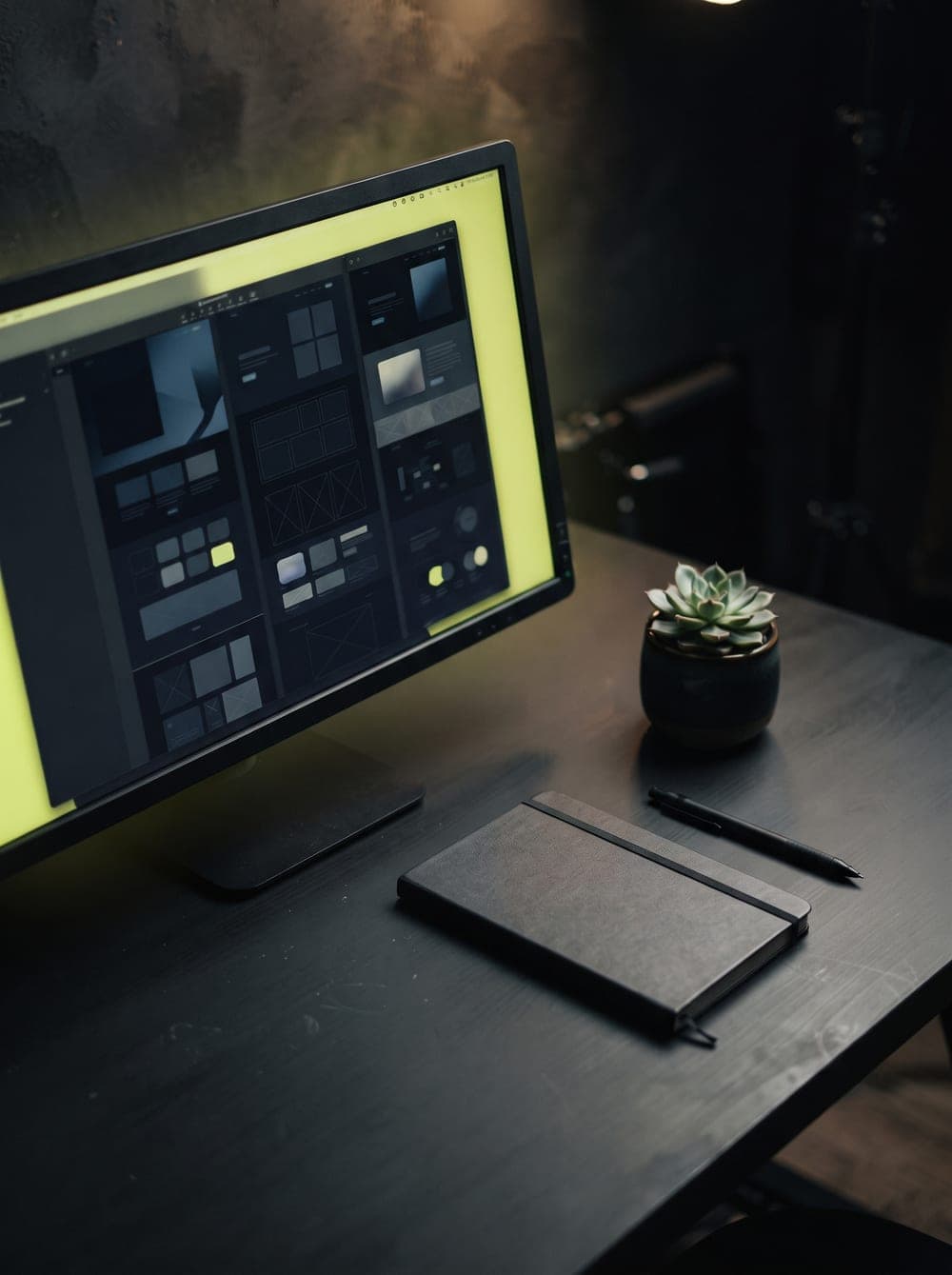 Secretária de trabalho com monitor a mostrar um layout de site